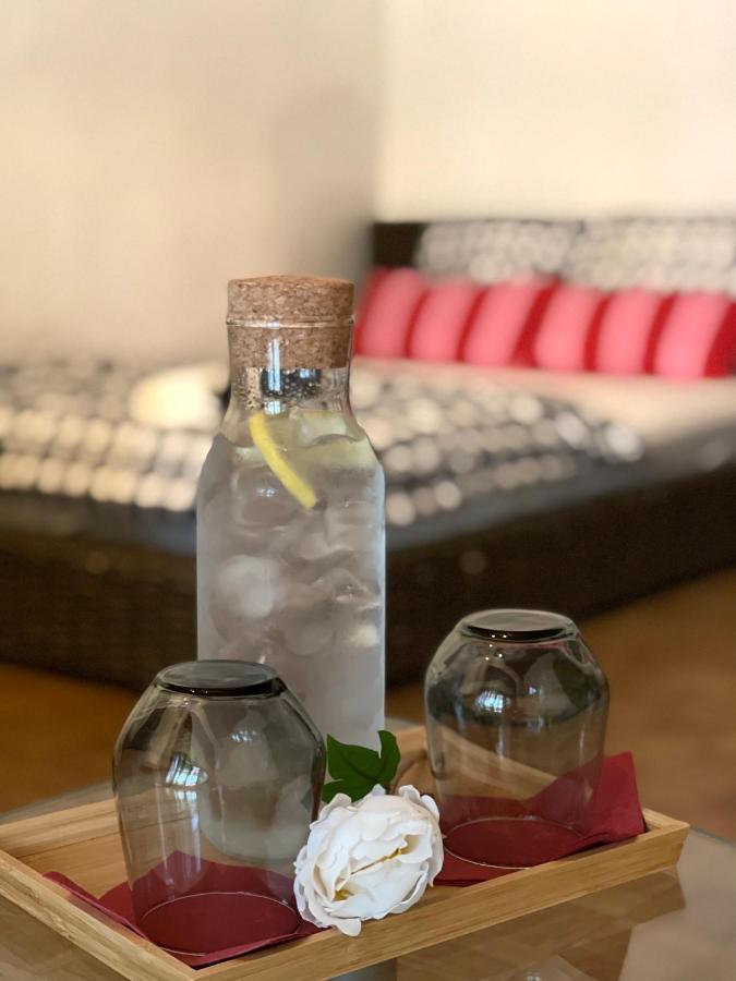 Hostel Lovely Rooms, City Center, Shared Bathroom, Windows To Corridor フィラハ エクステリア 写真