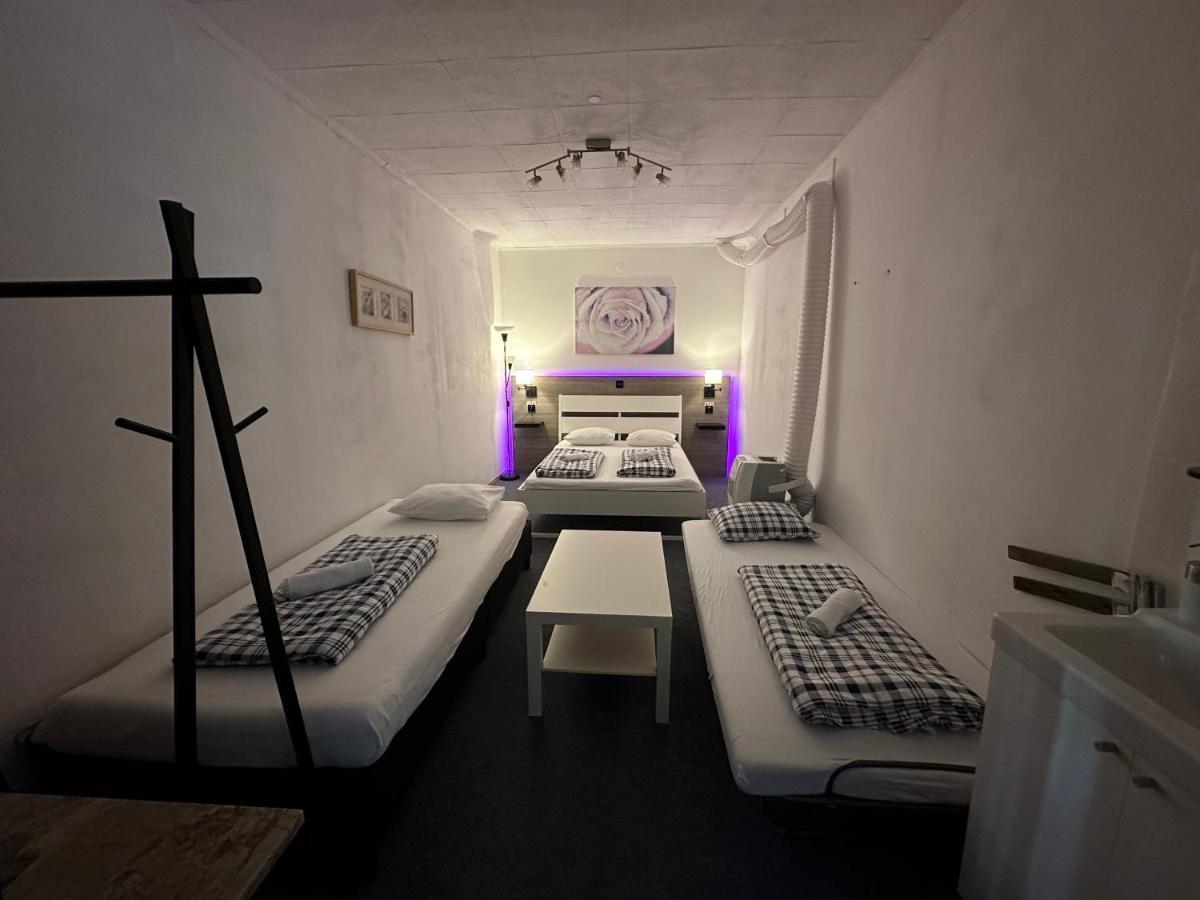 Hostel Lovely Rooms, City Center, Shared Bathroom, Windows To Corridor フィラハ エクステリア 写真