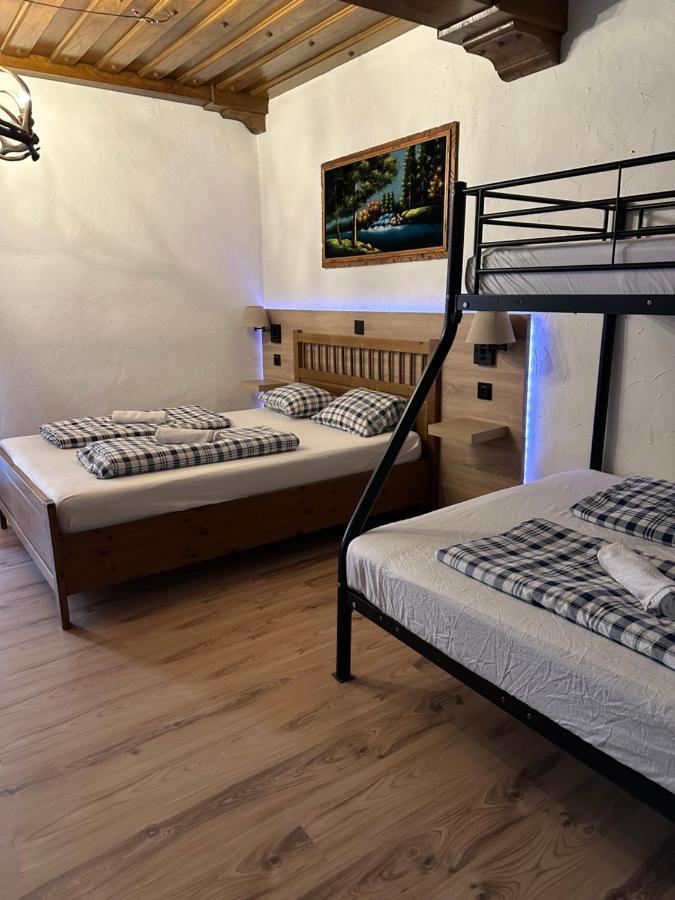 Hostel Lovely Rooms, City Center, Shared Bathroom, Windows To Corridor フィラハ エクステリア 写真
