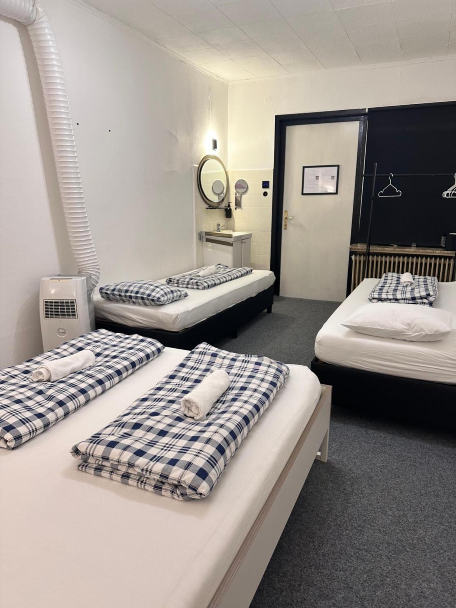 Hostel Lovely Rooms, City Center, Shared Bathroom, Windows To Corridor フィラハ エクステリア 写真