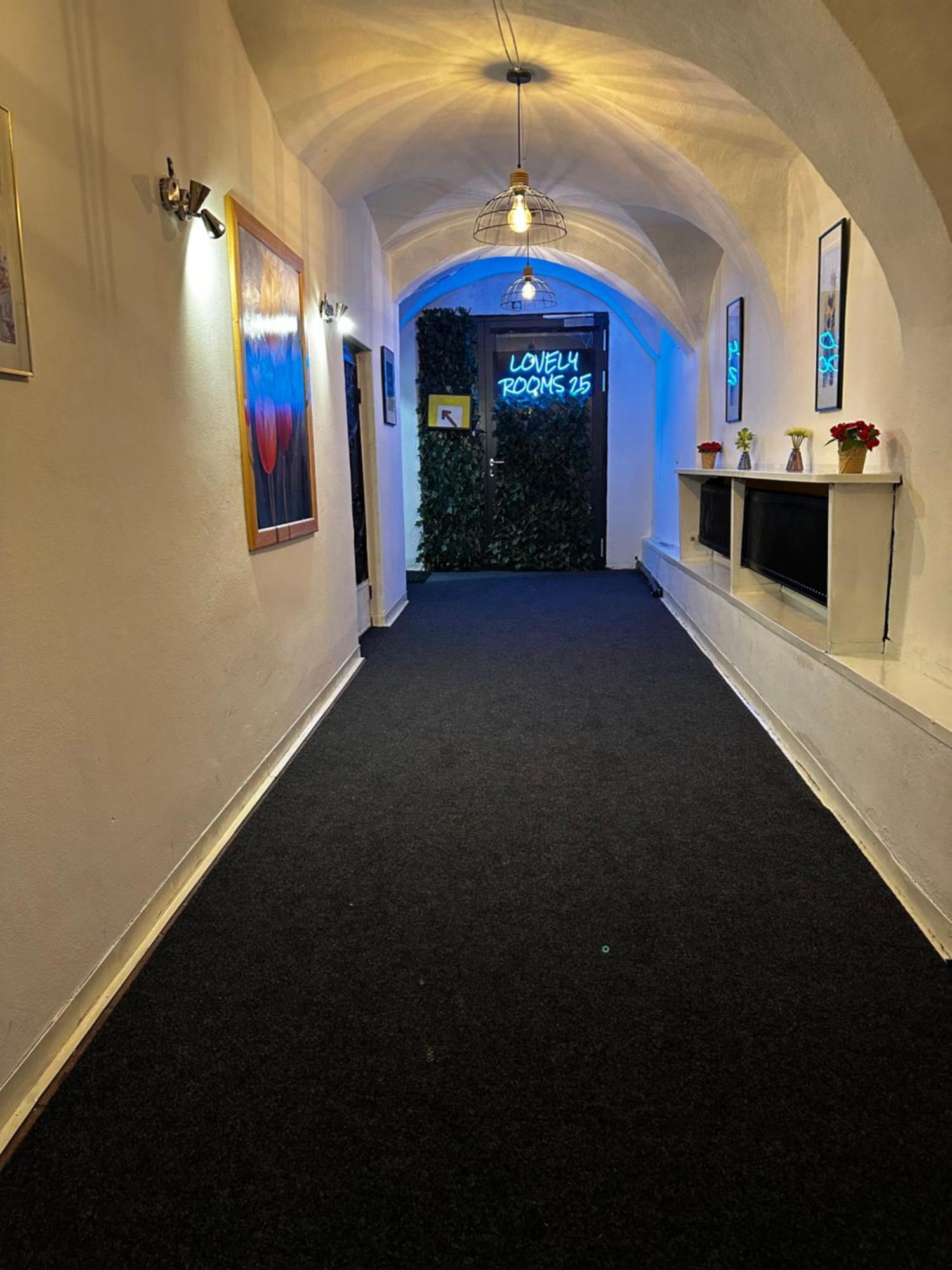 Hostel Lovely Rooms, City Center, Shared Bathroom, Windows To Corridor フィラハ エクステリア 写真